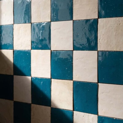 Blue Glossy Zellige Tiles 4×4 (WMZ90020) Oukaimeden Glossy Zellige Tiles 4×4 (WMZ90009) Room Scene Image